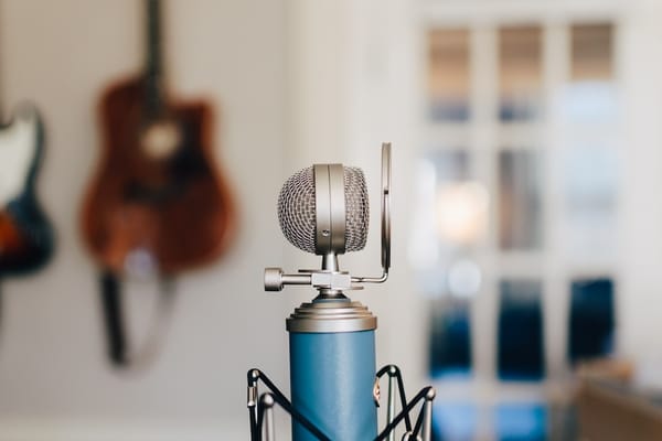 Correio Sabiá recomenda o podcast Xadrez Verbal / 📸 Kelly Sikkema/Unsplash