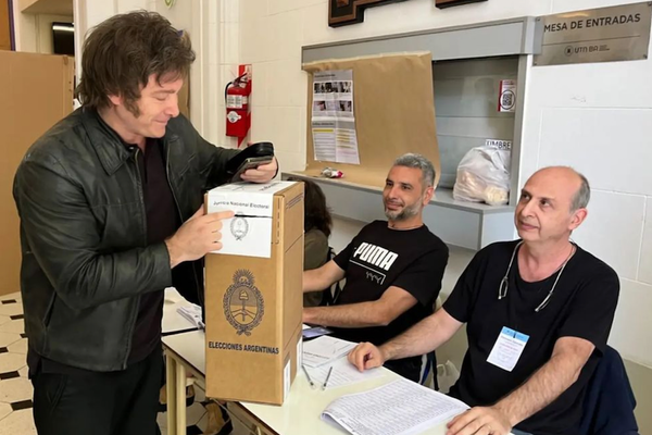 Javier Milei vota no 2º turno da eleição na Argentina / 📸 Reprodução/Instagram