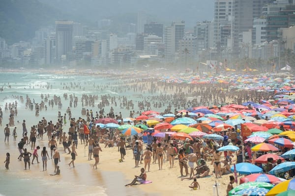 Praia do Rio lotada em meio à onda de calor / 📸 Tomaz Silva/Agência Brasil