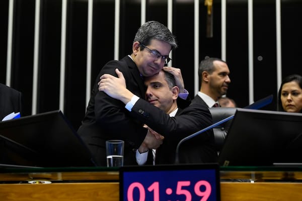O líder do governo no Congresso Nacional, senador Randolfe Rodrigues (Rede-AP), e o presidente do Senado Federal, senador Ro