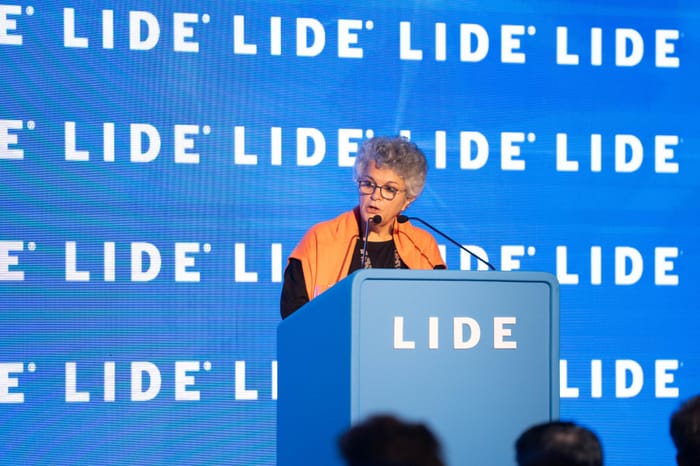 'Tem que parar de falar mal do Brasil', diz ex-ministra do Meio Ambiente