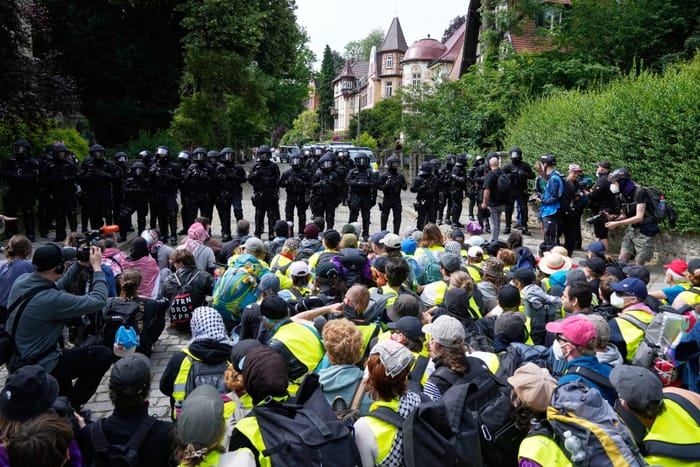 Partido de extrema-direita da Alemanha reelege seus líderes, enquanto manifestantes entram em confronto com a polícia para tentar impedi-los