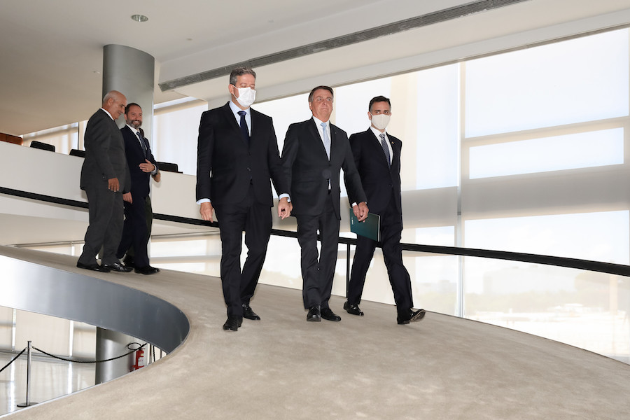 O presidente Jair Bolsonaro desce a rampa do Planalto ao lado dos presidentes do Senado, Rodrigo Pacheco (PSD-MG), e da Câmara, Arthur Lira (PP-AL) / Foto: Marcos Corrêa/PR