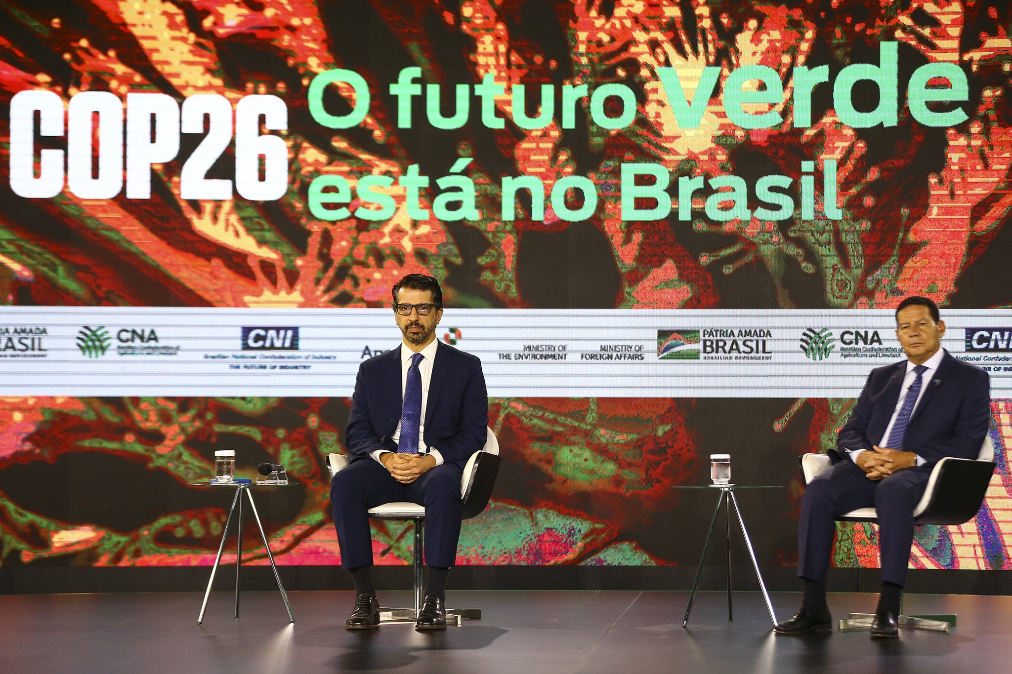 O ministro do Meio Ambiente, Joaquim Leite, e o vice-presidente Hamilton Mourão (PRTB), ambos sentados, num painel do Brasil na COP26, a Conferência das Partes