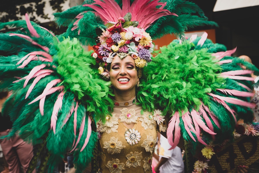 Variante ômicron: eventos festivos podem ajudar a difundir a cepa / Foto: Ugur Arpaci/Unsplash