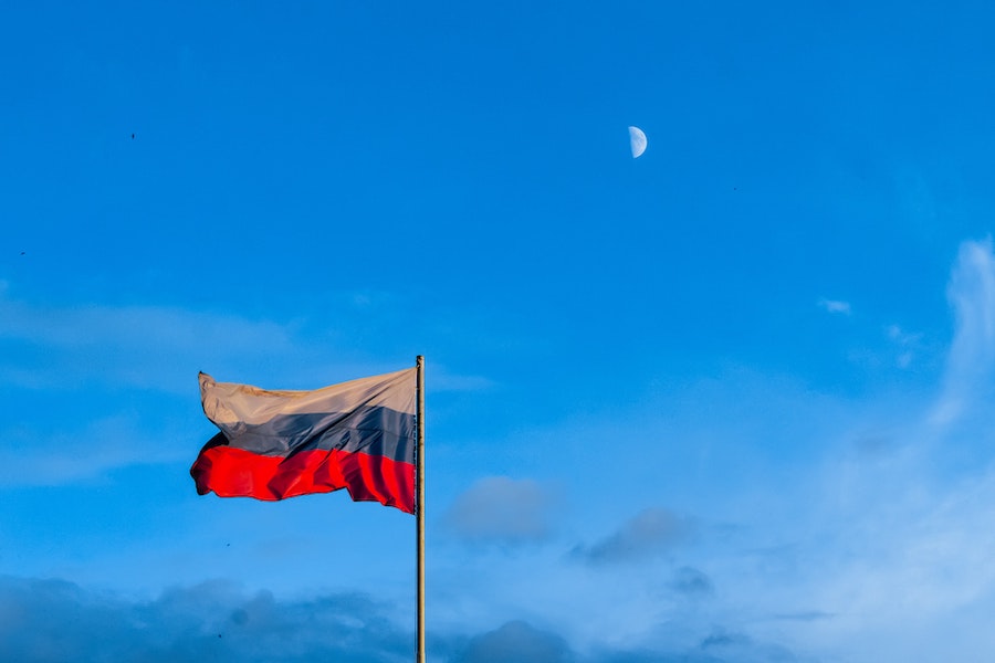 Bandeira da Rússia / Foto: Sam Oxyak/Unsplash