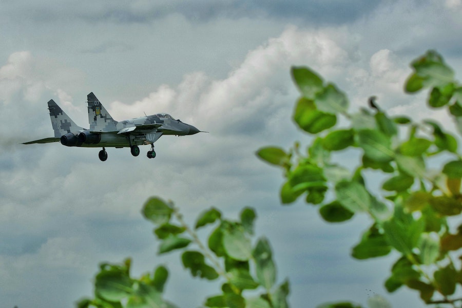 Avião militar na Ucrânia / Foto: Artur Voznenko/Unsplash
