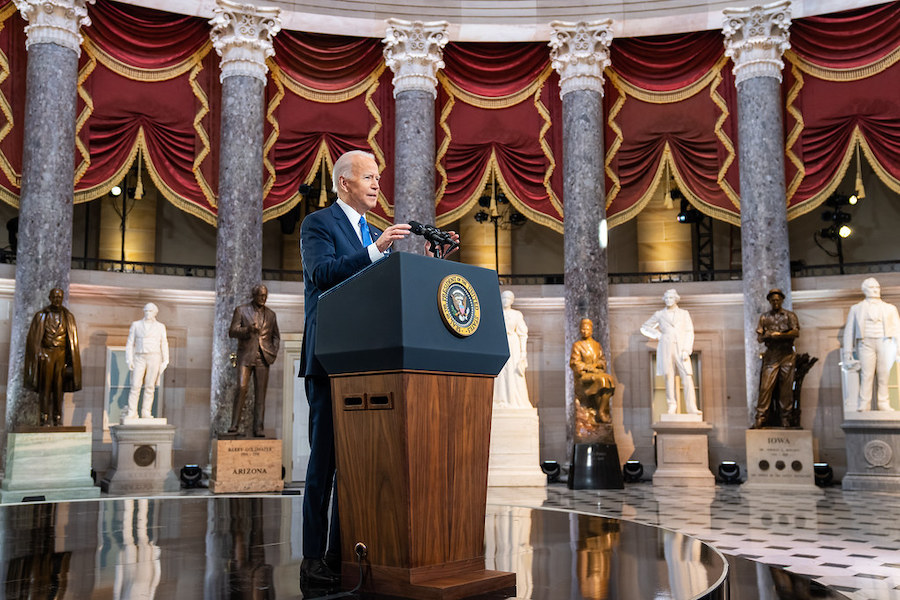 President Joe Biden delivers remarks in National Statuary Hall on the one-year anniversary of the January 6 attack on the U.S. Capitol, Thursday, January 6, 2022, in Washington, D.C. / Foto: Adam Schultz/Flickr of White House