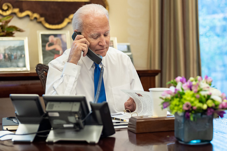President Joe Biden talks on the phone with January 6th heroes, Thursday, January 6, 2022, in the Oval Office Dining Room of the White House / Foto: Adam Schultz/Official White House 