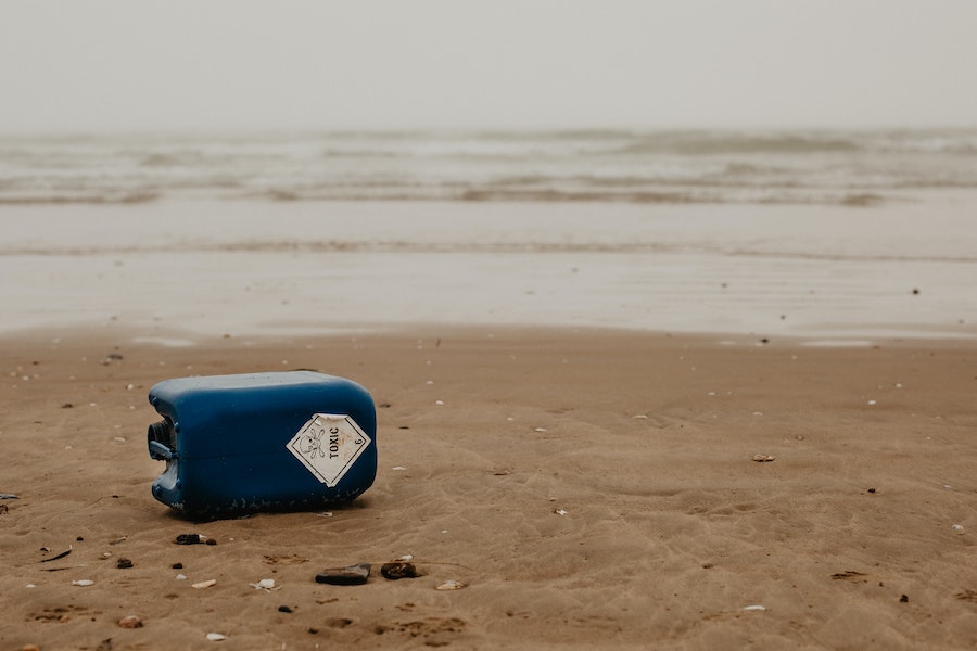 72% dos entrevistados identificam a poluição, seja por lixo ou esgoto, como o maior problema para a saúde dos oceanos / Foto: Beth Jnr/Unsplash