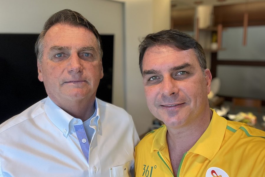 Sabiá: O presidente Jair Bolsonaro junto de seu filho, o senador Flávio Bolsonaro, antes da convenção do PL /Foto: Reprodução/Twitter