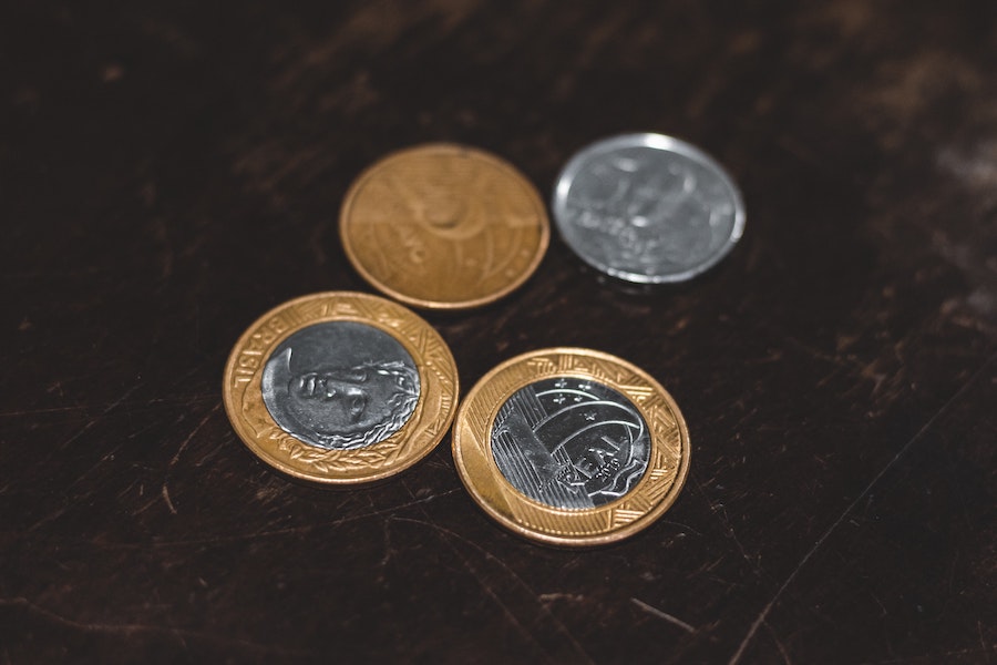 Sabiá: Imagem mostra 4 moedas de real (R$), sendo duas de R$ 1, uma de R$ 0,50 e outra de R$ 0,25 / Foto: Eduardo Soares/Unsplash