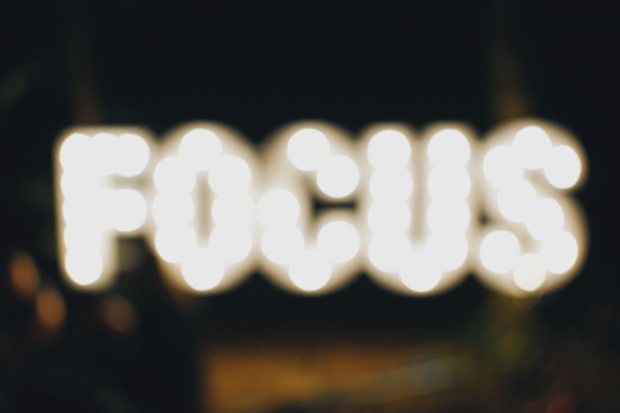 Imagem mostra a palavra 'Focus' desfocada / Foto: Stefan Cosma/Unsplash