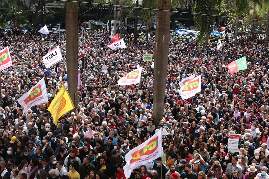 Na curadoria do Correio Sabiá: Multidão no ato pela democracia no Largo São Francisco / Foto: Herton Escobar/USP Imagens