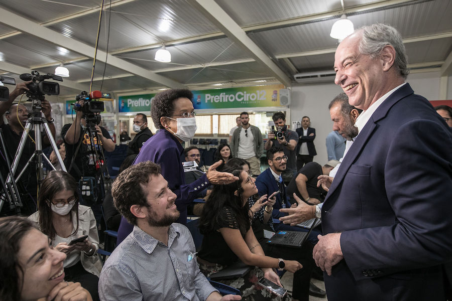 Sabiá: O pré-candidato à Presidência Ciro Gomes sorri ao falar com jornalistas / Foto: Divulgação/Ciro Gomes