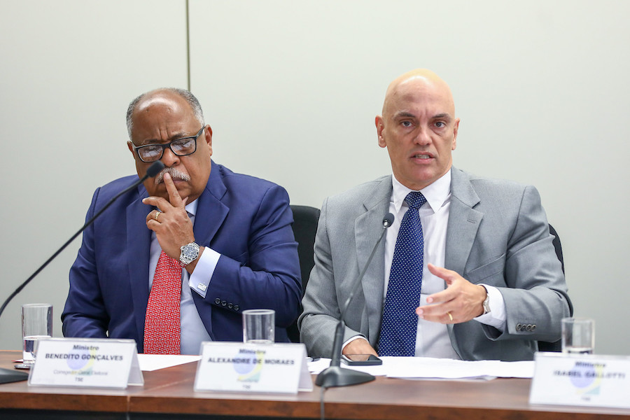 O ministro Benedito Gonçalves ao lado de Alexandre de Moraes em reunião com as plataformas digitais no TSE, no dia 19 de outubro de 2022 / Foto: LR Moreira/Secom/TSE