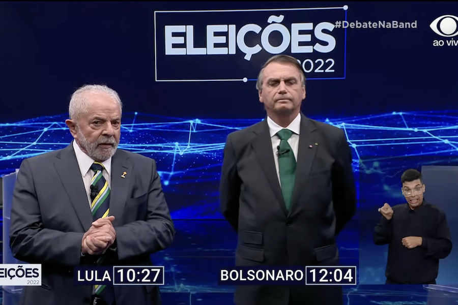 Lula e Bolsonaro durante debate na Band. Candidatos puderam circular livremente pelo palco ficaram lado a lado / Foto: Reprodução
