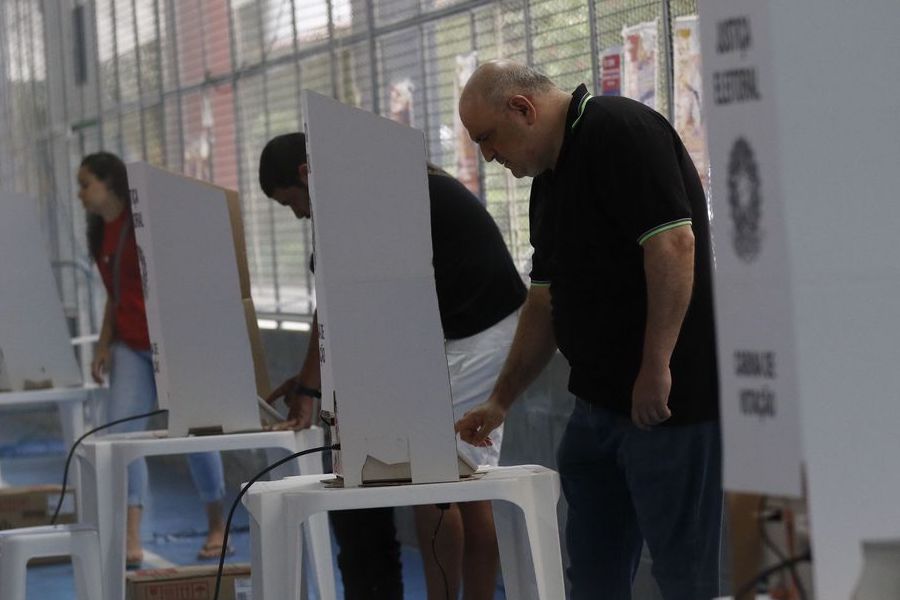 Eleitores votam no 1º turno em seção eleitoral no Colégio Maria Raythe, na Tijuca, zona norte do Rio de Janeiro / Foto: Fernando Frazão/Agência Brasil