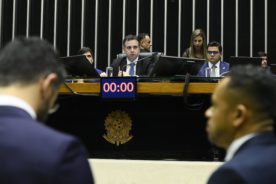Em destaque, o presidente do Senado, Rodrigo Pacheco (PSD-MG), no plenário da Câmara, durante sessão conjunta do Congresso Nacional / Foto: Marcos Oliveira/Agência Senado