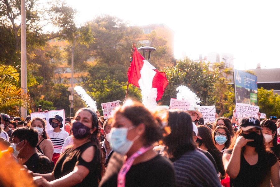 Protestos em Lima, no Peru, em fevereiro de 2021. O país latino-americano tem passado por diversos atritos políticos nos últimos anos / Foto: Alvaro Palacios/Unsplash
