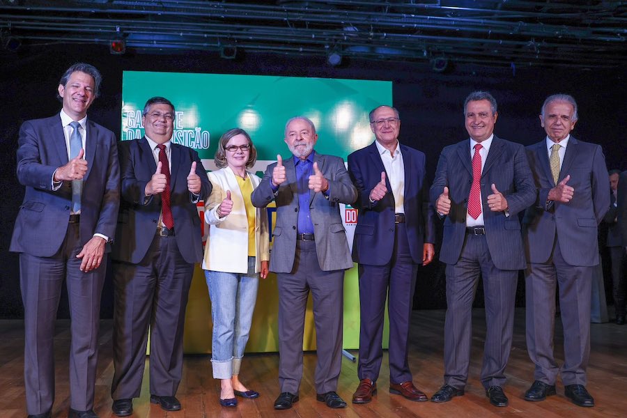 Lula e a presidente do PT, Gleisi Hoffmann, ao lado dos primeiros ministros anunciados para compor o governo Lula / Foto: Ricardo Stuckert/Divulgação