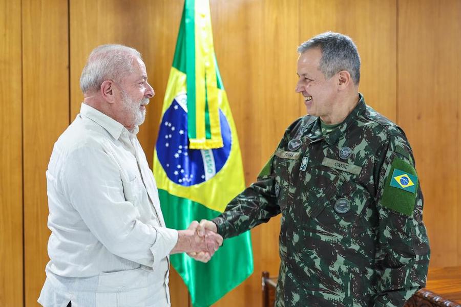 Sabiá: Lula cumprimenta o general Tomás Miguel Ribeiro Paiva, seu escolhido para comandar o Exército / Foto: Ricardo Stuckert/Divulgação