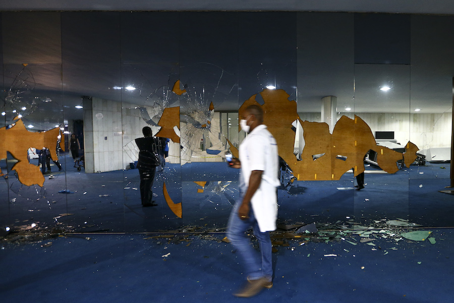 Móveis e janelas danificadas no Senado Federal / Foto: Marcelo Camargo/Agência Brasil