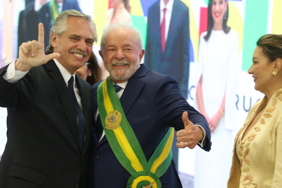 O presidente da Argentina, Alberto Fernández, cumprimenta o presidente Luiz Inácio Lula da Silva no Palácio do Planalto / Foto: Tania Rego/Agência Brasil
