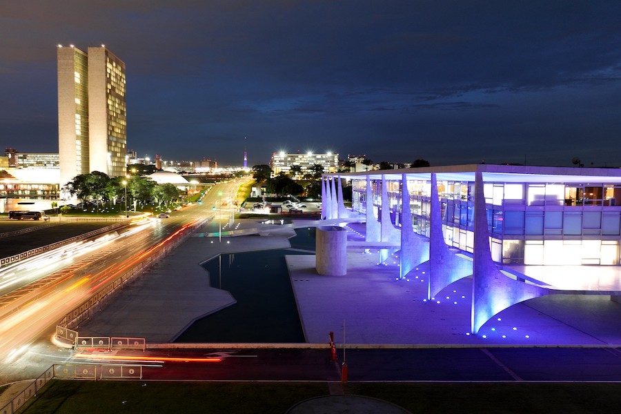 08.03.2023 - Palácio do Planalto recebe iluminação especial em comemoração ao Dia Internacional da Mulher. Brasília - DF.  Foto: Ricardo Stuckert/PR