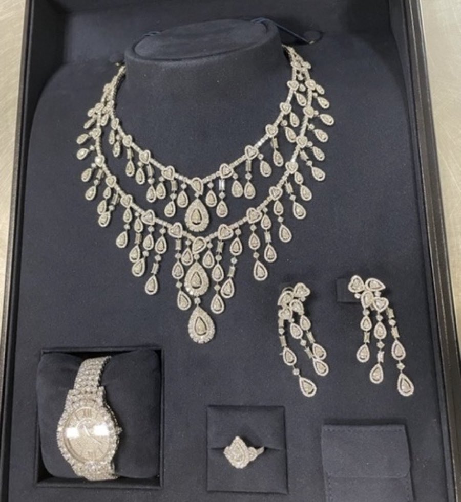Circula nas redes sociais a imagem das jóias dadas a Michelle Bolsonaro / Foto: Reprodução