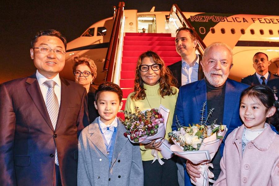 Lula desembarcou na China no dia 12 de abril de 2023, acompanhado da primeira-dama Janja e do presidente do Senado, Rodrigo Pacheco (PSD-MG) / ? Ricardo Stuckert/PR