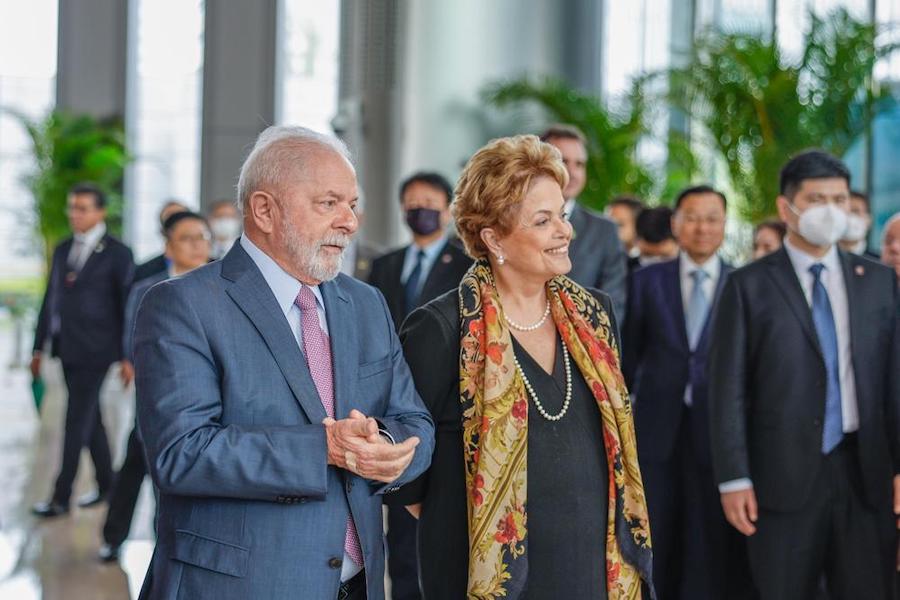 Lula junto da nova presidente do Banco do Brics, a ex-presidente da República Dilma Rousseff, na China / ? Ricardo Stuckert/PR