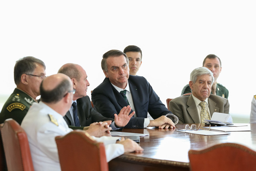 General Heleno em reunião com Bolsonaro e os comandantes de forças, das Forças Armadas. Mauro Cid, então ajudante de Ordens, está atrás, no canto à direita / ? Marcos Corrêa/PR