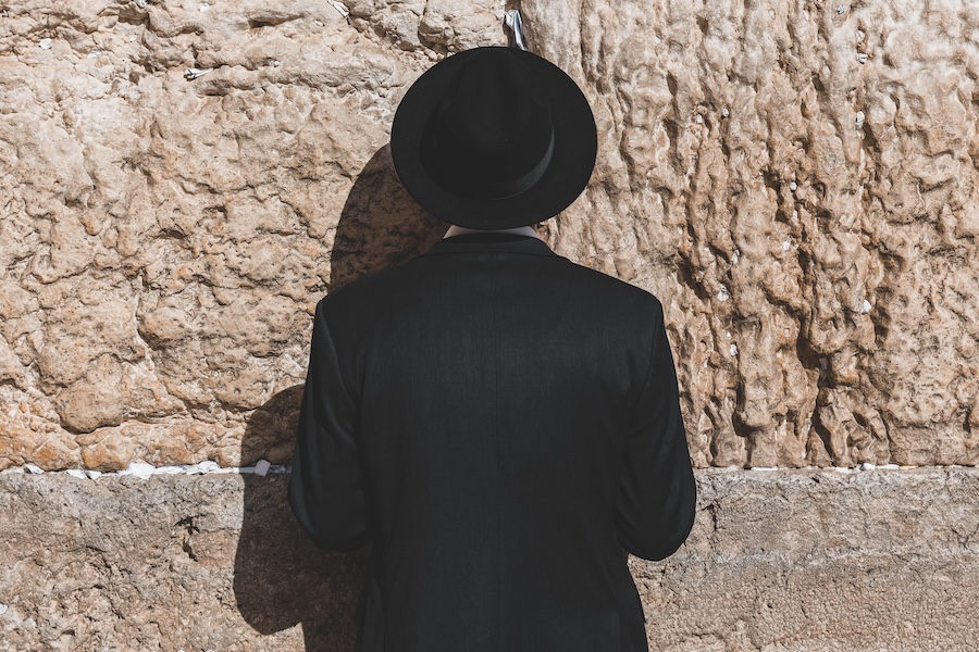 Imagem mostra um judeu no Muro das Lamentações / ? Dave Herring/Unsplash
